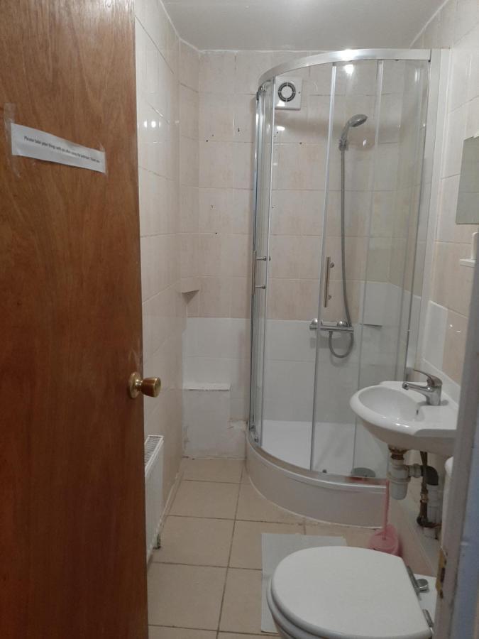 Single Bedrooms With Wifi And Underbed 10 Londra Exterior foto